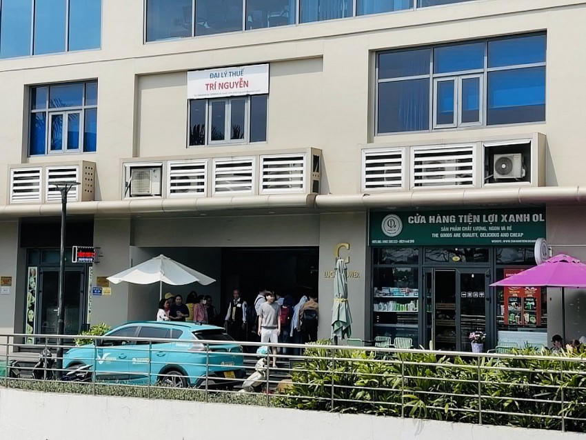 Người dân sinh sống ở toà nhà cao tầng chạy xuống đất vì ảnh hưởng của trận động đất. Ảnh: Bùi Yên.