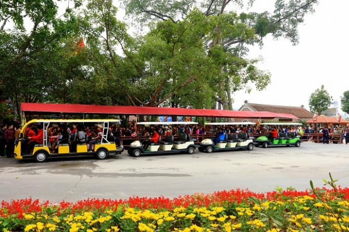 Hệ thống xe chuyên chở du khách đến Cáp treo Tây Thiên.