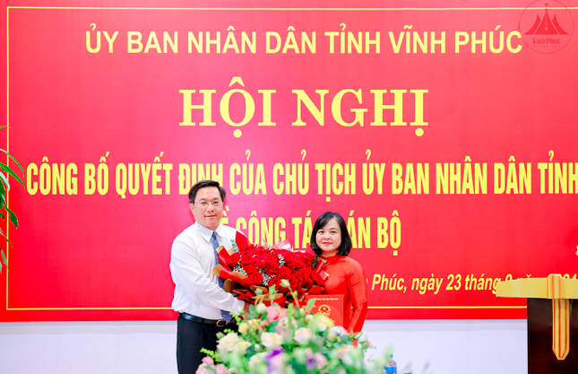 Chủ tịch UBND tỉnh Vĩnh Phúc trao quyết định bổ nhiệm nữ Giám đốc Sở Tài chính.