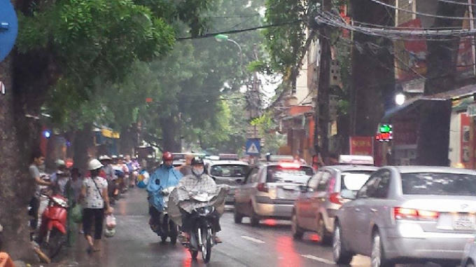 Hàng dài ô tô xếp hàng trên đường Đê La Thành (Ảnh: Đức Quý).
