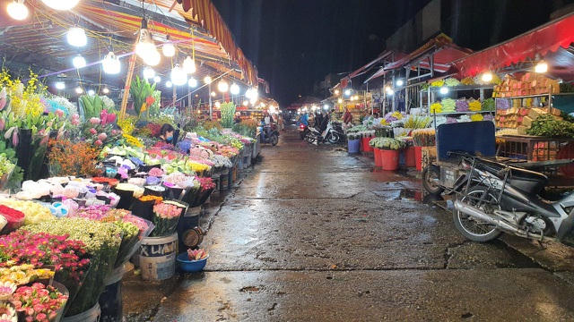 Nhưng vài ngày gần đây, khu chợ này bỗng thưa thớt hơn hẳn.