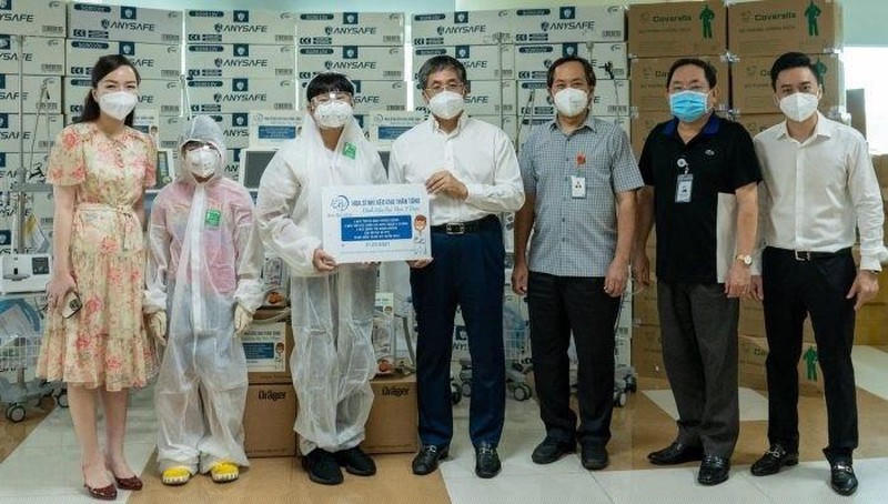 Xèo Chu và gia đình trao tặng trang thiết bị y tế hỗ trợ bệnh viện Đại học Y Dược TP Hồ Chí Minh trong công tác điều trị, phòng chống Covid-19.