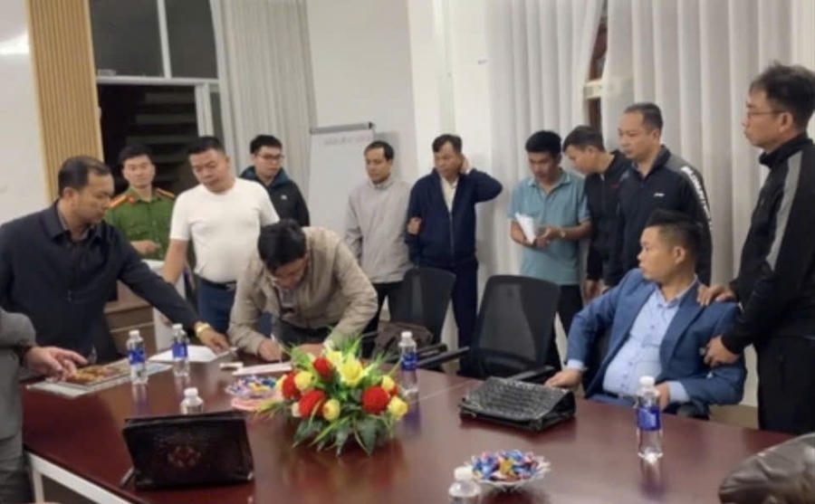 Khám xét chỗ ở, nơi làm việc của đối tượng Nguyễn Việt Phương tại phố Lê Qúy Đôn, phường Tân An tỉnh Đắk Lắk. Ảnh: Công an nhân dân