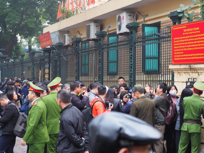 Rất đông người dân Hà Nội đã có mặt tại Tòa án Nhân dân TP Hà Nội từ rất sớm để theo dõi phiên tòa.