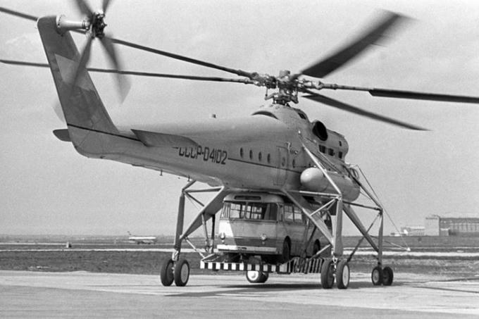Trực thăng vận tải quân sự Mi-10, được đưa vào phục vụ vào năm 1963.