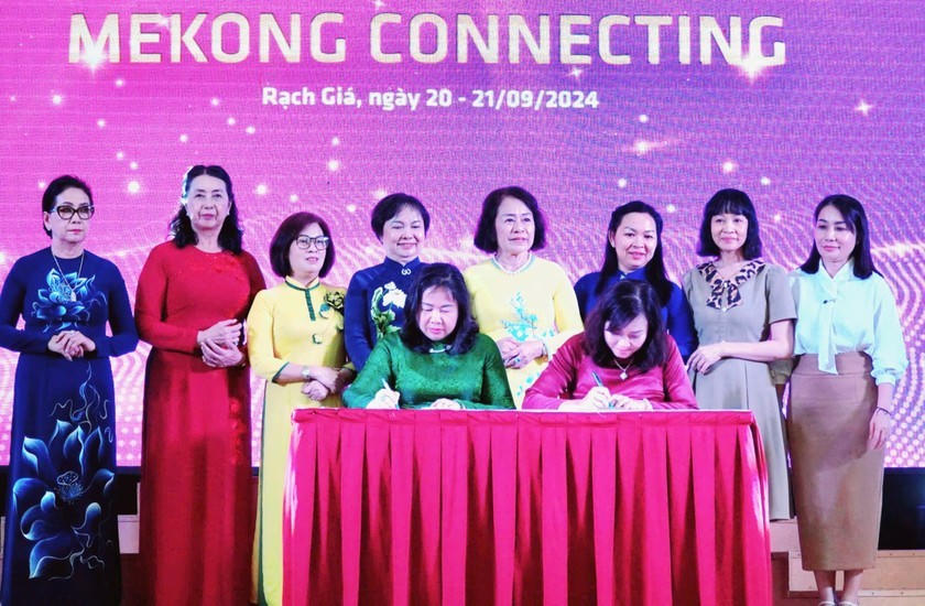 Các doanh nghiệp tỉnh Kiên Giang và doanh nghiệp các tỉnh, vùng đồng bằng sông Cửu Long ký kết hợp tác giao thương.
