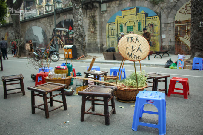 Lòng đường của phố Phùng Hưng được biến thành nơi trưng bày các hiện vật gắn với nét văn hóa sinh hoạt của người dân Hà Nội.