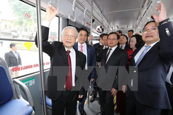 Tổng bí thư Nguyễn Phú Trọng đi xe buýt tham quan hồ Gươm.