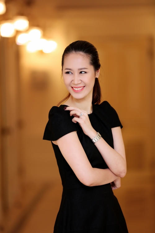 Hoa hậu thân thiện khoe dáng thon trong bộ cánh thanh lịch.