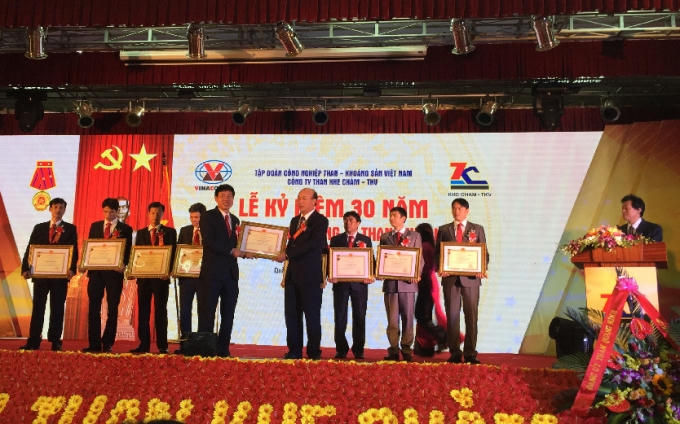 Ông Lê Minh Chuẩn - Bí thư đảng uỷ, Chủ tich hội đồng thành viên Vinamcomin trao Danh hiệu chiến sĩ thi đua và bằng kheo của Bộ Công thương cho các tập thể và cá nhân công ty than Khe Chàm.