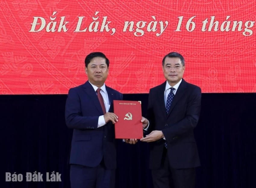 Đồng chí Lê Minh Hưng, Ủy viên Bộ Chính trị, Bí thư Trung ương Đảng, Trưởng ban Tổ chức Trung ương trao Quyết định của Bộ Chính trị cho đồng chí Lương Nguyễn Minh Triết. Ảnh: Báo Đắk Lắk.