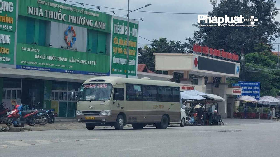 Nhà xe công khai dừng đỗ để chờ đón khách.