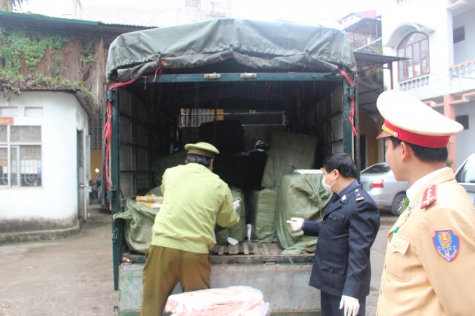 Lực lượng chức năng đang kiểm tra số hàng hóa vi phạm.