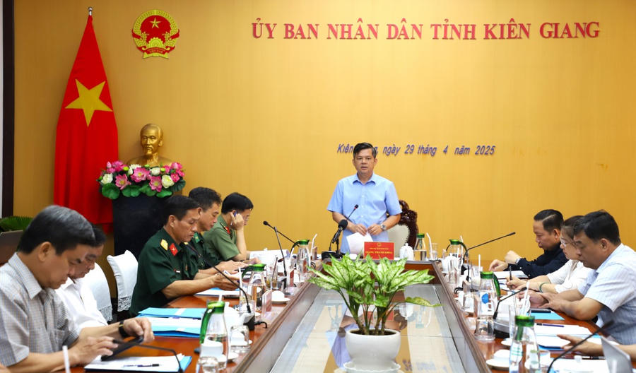Phó Chủ tịch UBND tỉnh Kiên Giang Giang Thanh Khoa phát biểu chỉ đạo cuộc họp.
