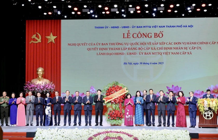 Chủ tịch nước Lương Cường thay mặt Ban Chấp hành Trung ương Đảng, Quốc hội, Chính phủ và Ủy ban Trung ương MTTQ Việt Nam chúc mừng, ghi nhận kết quả trong công tác sắp xếp các đơn vị hành chính cấp xã của Đảng bộ, chính quyền và Nhân dân Thủ đô Hà Nội.