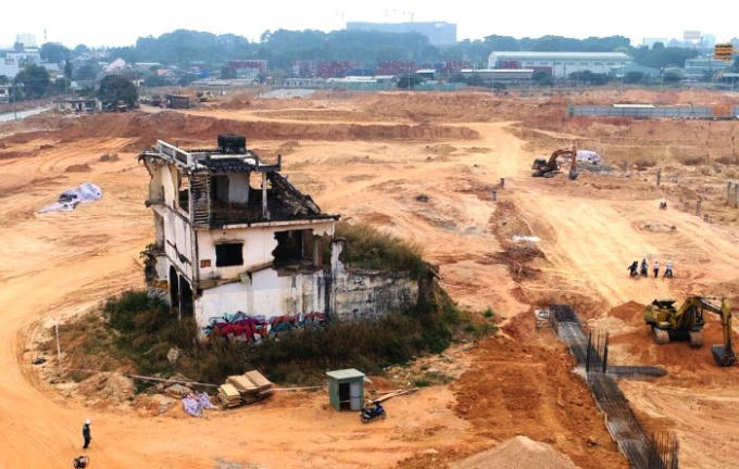 Một trong hai căn nhà còn "cố thủ" ở khu vực thi công bến xe Miền Đông mới.