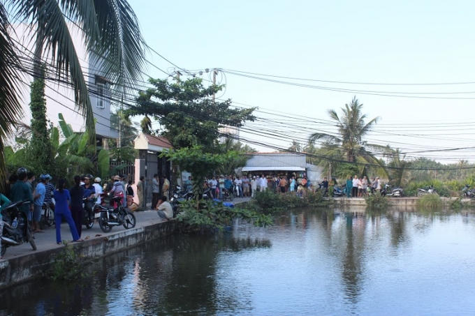 Người dân kéo đến khu vực phát hiện thi thể người đàn ông xấu số