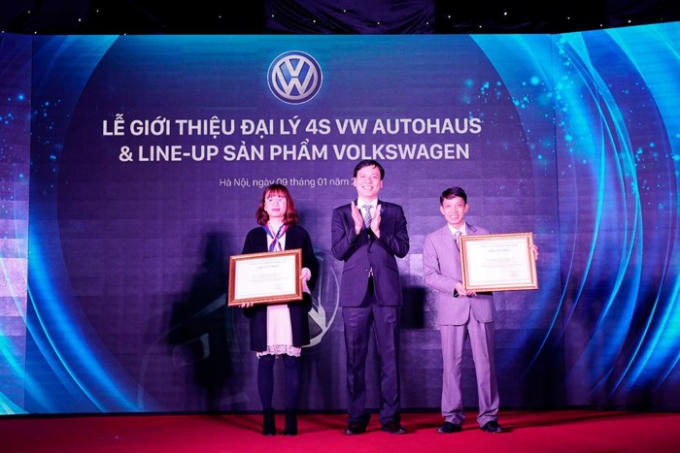 Ông Võ Tuấn Anh - TGĐ VW Việt Nam trao giấy chứng nhận cho 2 cơ sở của Đại lý 4S VW AutoHaus.