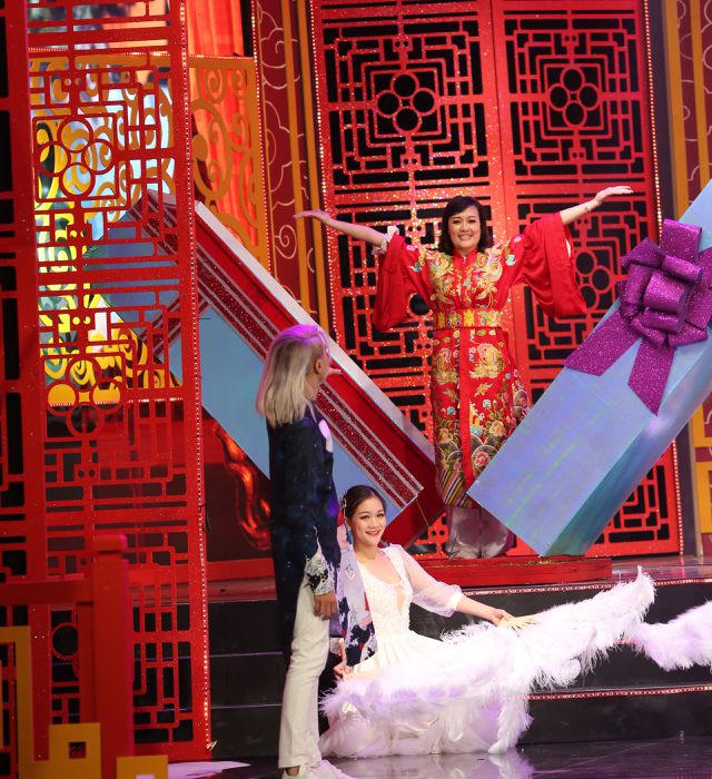 Đan xen giữa các màn báo cáo là các tiết mục ảo thuật.