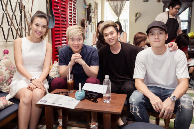 Huỳnh Anh t&igrave;nh tứ nắm tay Ho&agrave;ng Oanh đến buổi họp fan