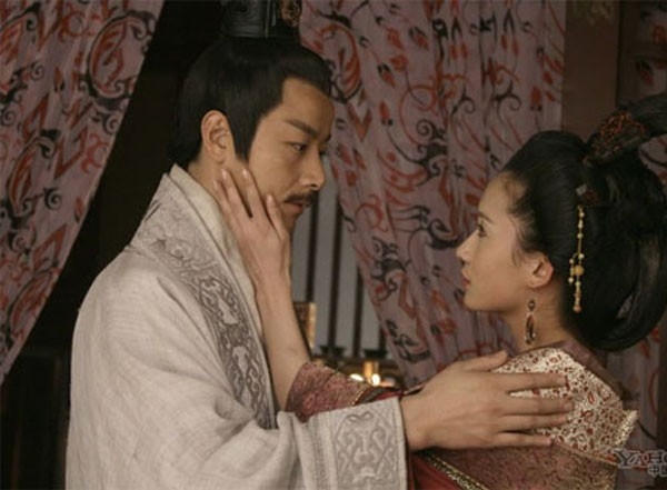 Trần Quốc Tuấn đem lòng yêu công chúa Thiên Thành say đắm, bất chấp cả việc nàng đã được định hôn lễ với người khác.