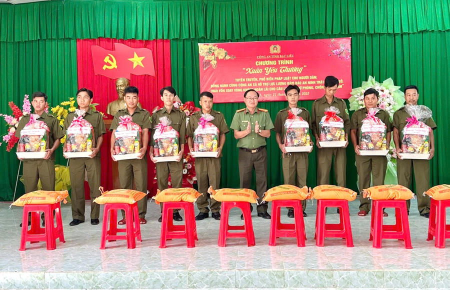 Đại diện lãnh đạo Công an huyện Hồng Dân tặng quà Tết cho các thành viên Tổ bảo vệ ANTT cơ sở xã Vĩnh Lộc A.