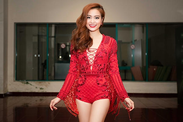 Vẻ sexy nóng bỏng của Hoàng Thùy Linh.