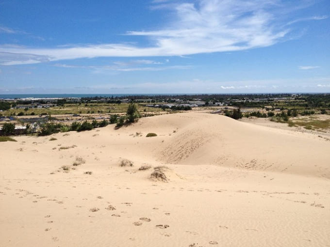 Tạm biệt biển khơi bao la, du khách sẽ được đến với “Mông Cổ” thu nhỏ - đồi cát Nam Cương. Đến với  Nam Cương bạn sẽ thấy những tràng cát nhiều tầng lớp nối nhau rồi vút lên choáng ngợp tầm mắt như  một tác phẩm nghệ thuật tài hoa của xứ sở nắng và gió. Thời khắc đẹp nhất để chiêm ngưỡng đồi cát là khi bình minh lên, những ánh nắng đầu tiên lan dần trên mặt cát khiến cho cả đồi cát như bừng tỉnh.