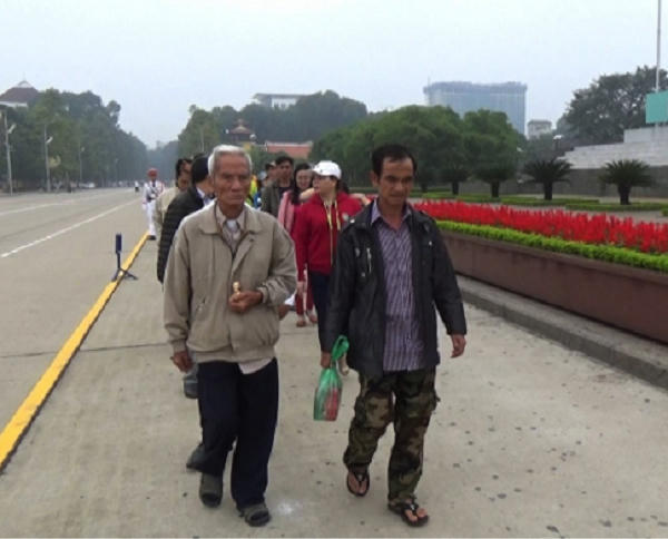 Cha con ông Huỳnh Văn Nén vào lăng viếng Bác Hồ.