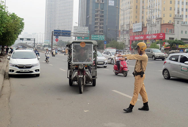 C&aacute;n bộ Đội CSGT số 6 tăng cường kiểm tra, xử l&yacute; xe ba b&aacute;nh tự chế vi phạm.