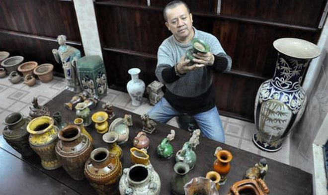 &Ocirc;ng X&ecirc;nh b&ecirc;n những m&oacute;n đồ cổ bằng gốm c&aacute;ch đ&acirc;y hơn 300 năm