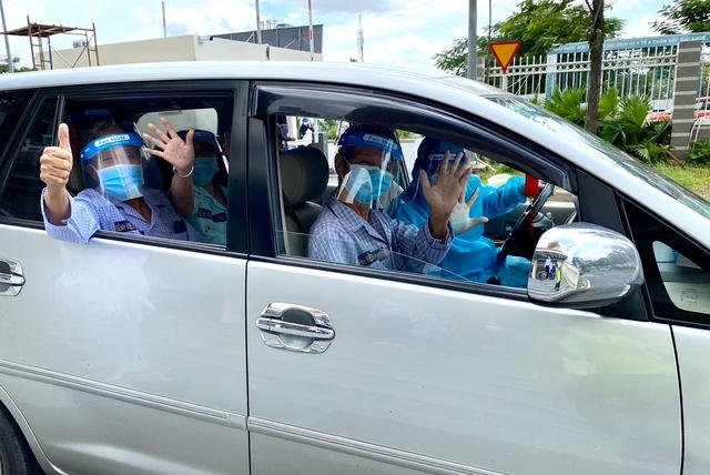 Những chuyến xe 0 đồng của Phòng Công tác Xã hội chở các bệnh nhân mắc COVID-19 về nhà đoàn tụ. Ảnh: Lê Minh Hiển