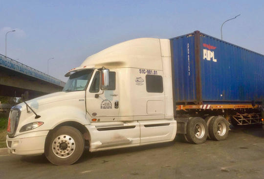 Chiếc xe container được người dân khống chế dừng lại cách hiện trường gần 1 km.