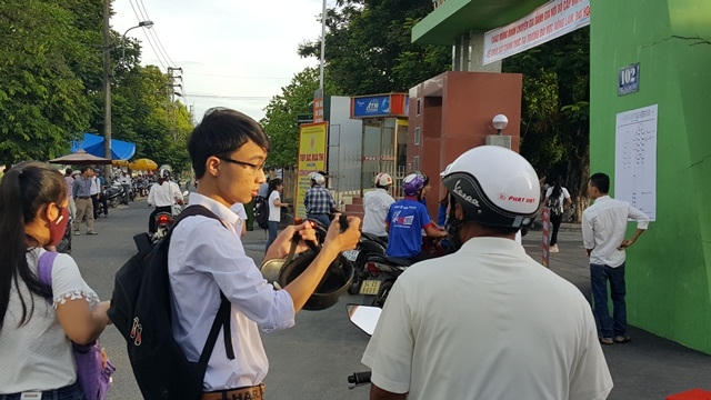 Phụ huynh dặn dò con.