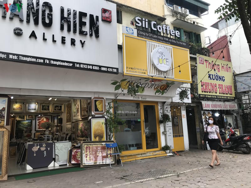 sang nay, nhieu cua hang dich vu khong thiet yeu o ha noi van mo cua  hinh 9
