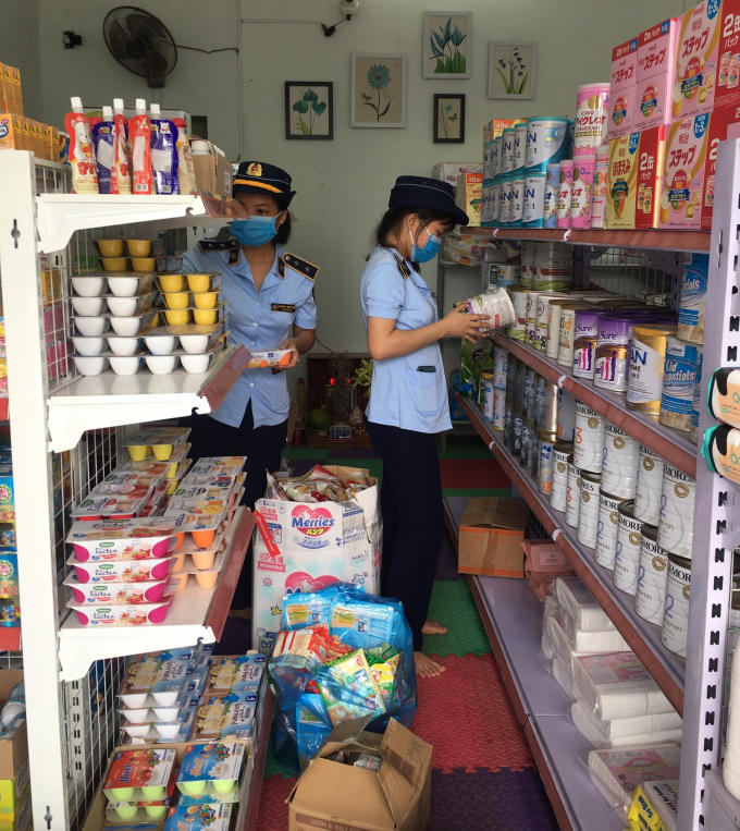 Cục QLTT Quảng Trị tịch thu hơn 380 sản phẩm thực phẩm dành cho trẻ không rõ nguồn gốc. Ảnh Cục QLTT Quảng Trị