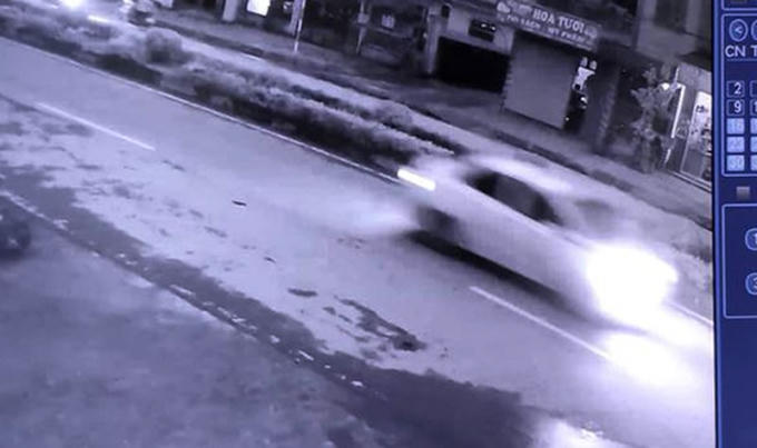 Hình ảnh camera an ninh người dân ghi lại hình ảnh xe ô tô gây tai nạn.