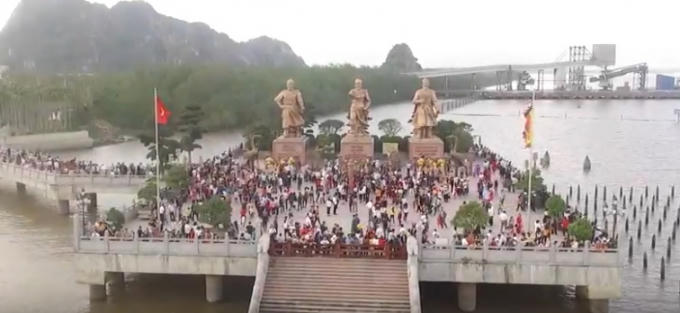 Rất đông khách khách du lịch trong và ngoài nước về đây tham quan, chiêm bái.