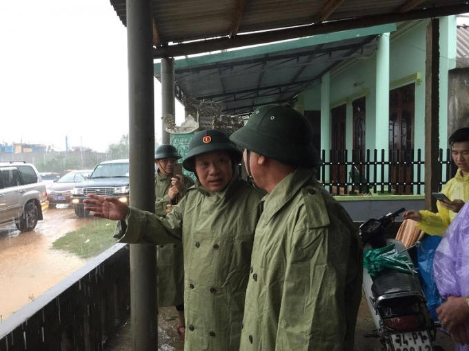 Bộ trưởng Trương Minh Tuấn cùng phó chủ tịch UBND tỉnh Quảng Trị thị sát khu vực cảng biển Cửa Tùng. (Ảnh: Plo.vn)
