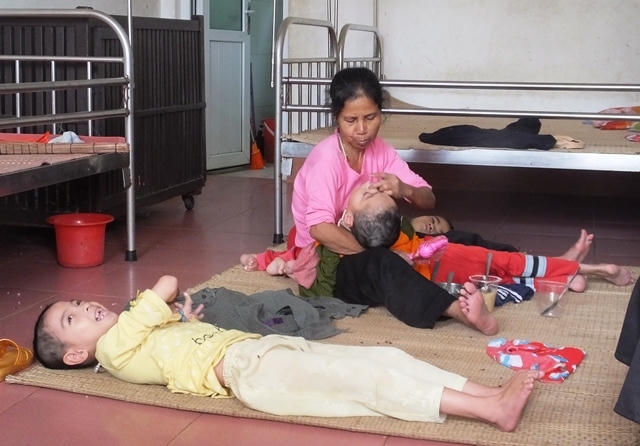 Những cán bộ nơi đây hàng ngày vẫn âm thầm đem tình thương bù đắp cho những phần đời bất hạnh.