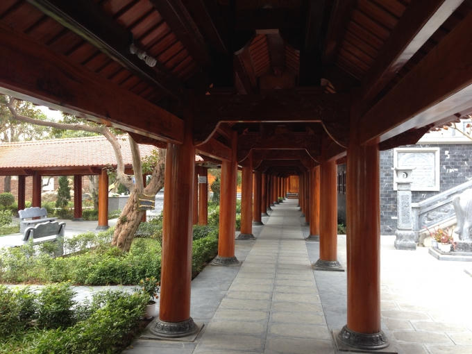 Lối đi dành cho du khách, được thiết kế dãy nhà bằng gỗ quý mang từ Lào về Việt Nam.