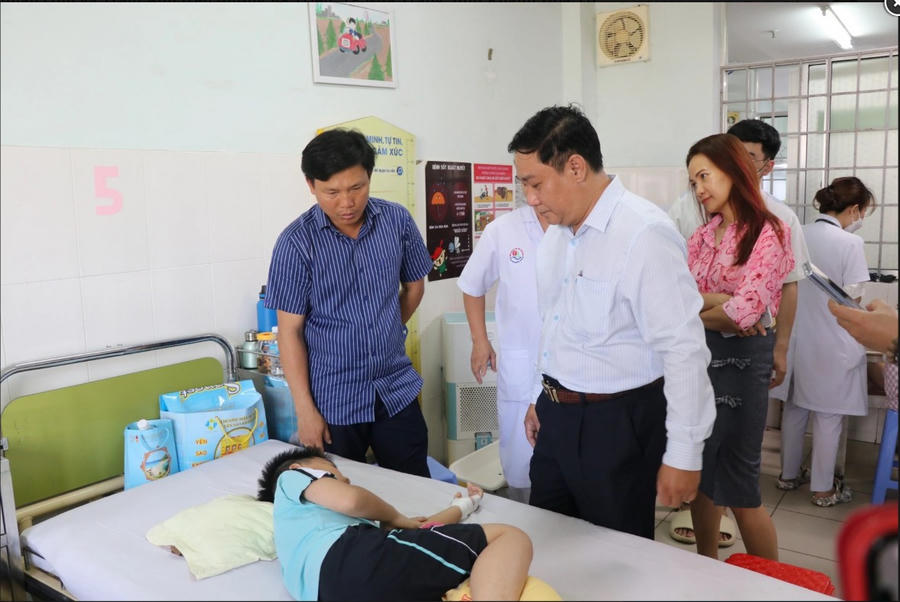 Các nạn nhân trong vụ ngộ độc thực phẩm tại quán cơm gà Trâm Anh khiến 220 người nhập viện (Ảnh: Báo Dân việt).