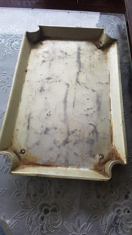 Một khay đựng ấm chén làm bằng vỏ bom.