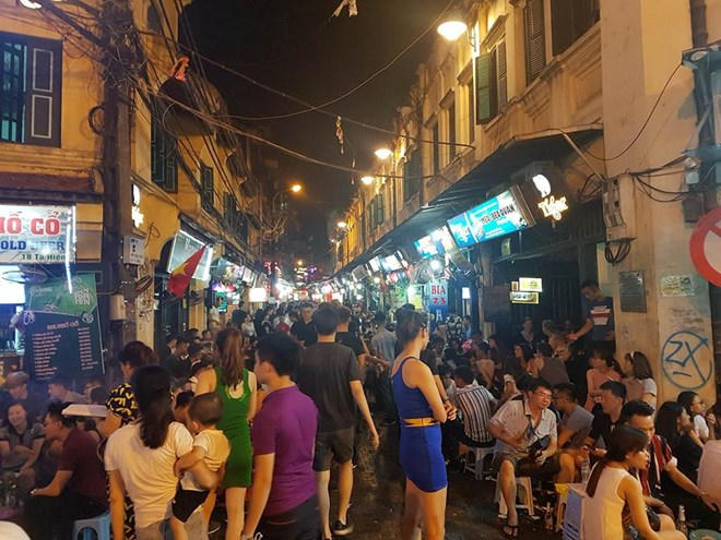 Ph&ocirc;́ Tạ Hi&ecirc;̣n thu hút r&acirc;́t đ&ocirc;ng người d&acirc;n và khách du lịch