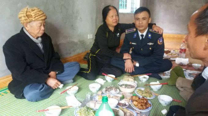 Suốt bữa cơm, bà Ngần ngồi cạnh anh Tiến để được gần con.