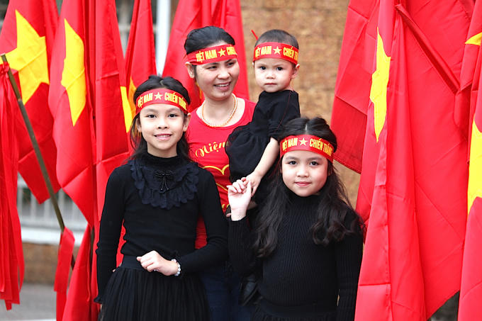 Những cổ động viên nhí xinh đẹp.