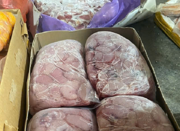 Khối lượng lớn nội tạng động vật bị phát hiện không rõ nguồn gốc và bốc mùi đã bị lực lượng chức năng thu giữ.