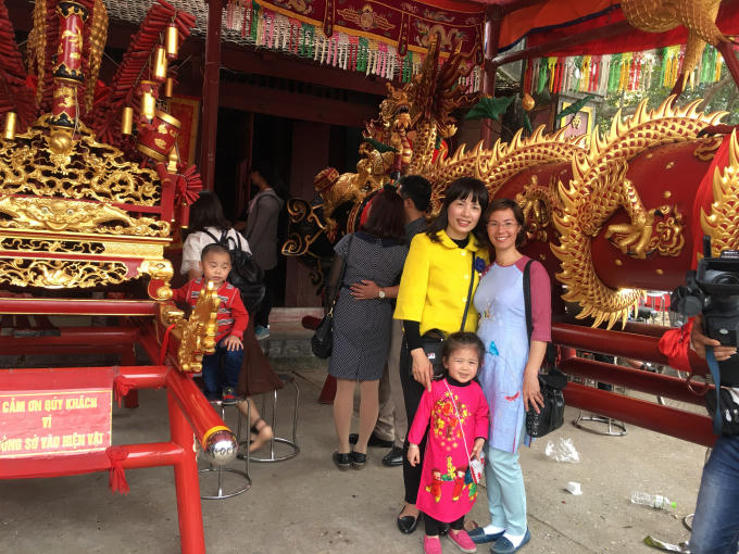 Du khách phương Nam và người dân Đồng Kỵ thích thú được xem Lễ hội rước pháo