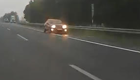 Xe con vô tư chạy ngược chiều trên đường cao tốc.(Ảnh cắt từ clip)