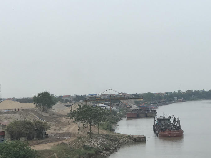 Nhiều cá nhân, doanh nghiệp tập kết cát, sỏi trái phép tại khu vực cảng Triều Dương.